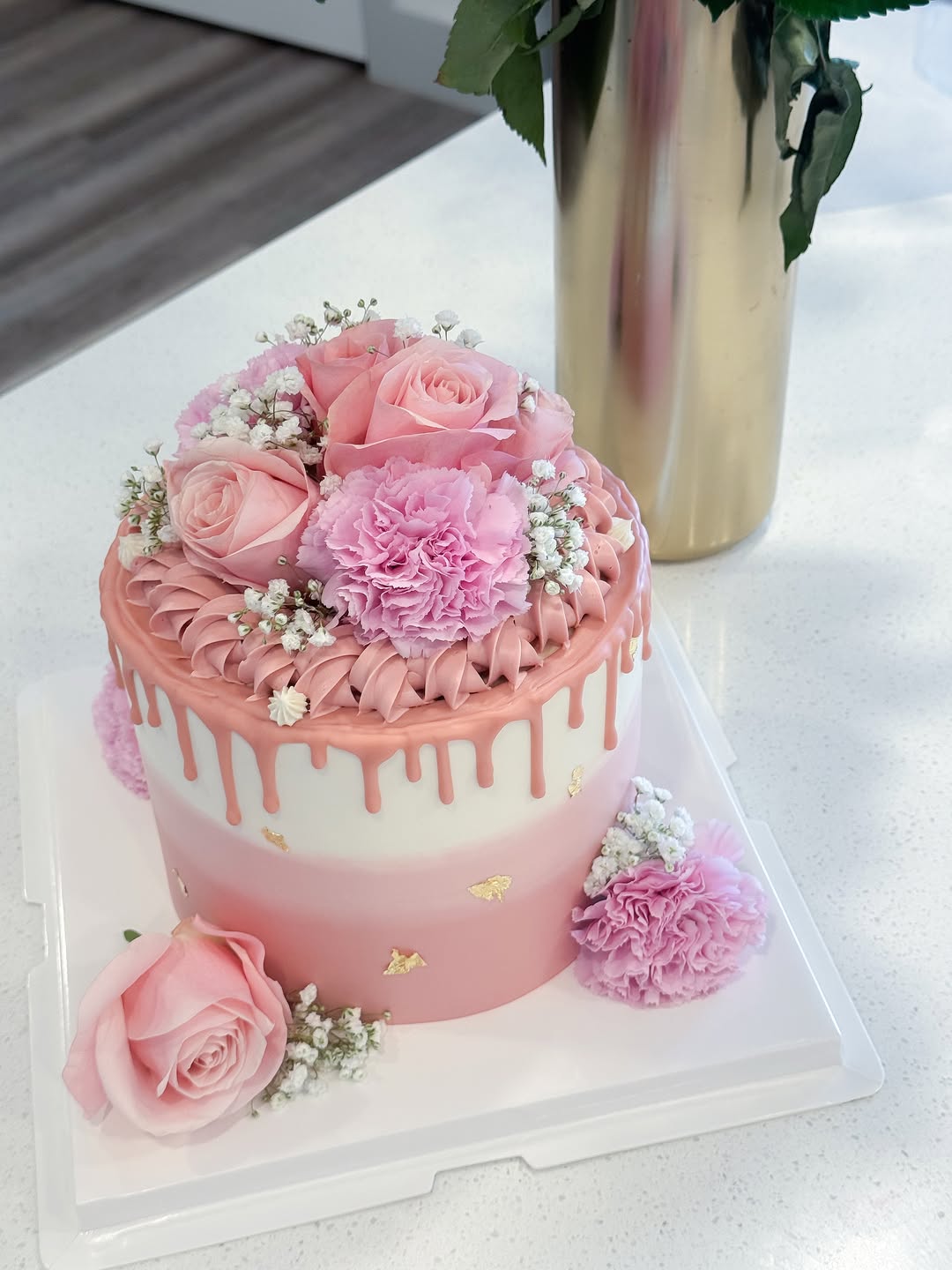 Nicka’s blush-pink cake with roses, carnations and a pink drip edge